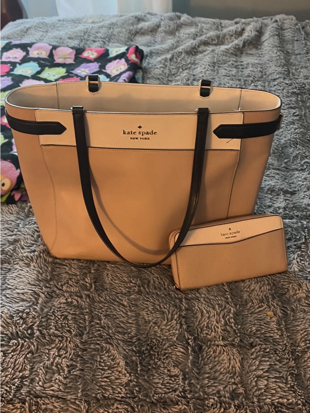 kate spade beige tote with black trim and matching wallet